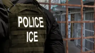 États-Unis : un agent de l’ICE inculpé pour faux t...