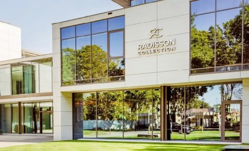 Radisson lance la recherche et la comparaison d’hôtels directement dans ChatGPT